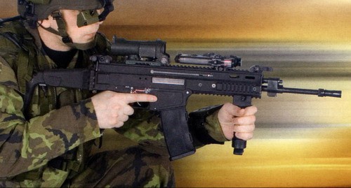 Czeski modułowy karabinek S805A Standard. Podobnie jak belgijski FN SCAR, ma on szybkowymienny moduł lufy z komorą gazową, mocowany do komory zamkowej za pomocą śrub /Zdjęcie: VOP026