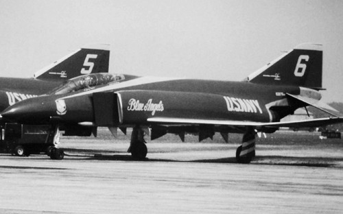 Phantomy nie były idealnymi samolotami pokazowymi. Dlatego też pięć lat po ich wprowadzeniu do służby w Blue Angels zostały wymienione na A-4F Skyhawk - mniejsze i tańsze w eksploatacji / Zdjęcie: Keith Butcher