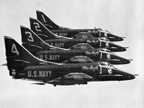 Cztery Skyhawki należące do Blue Angels w locie na dużej wysokości / Zdjęcie: US Navy