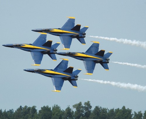 Formacja Diamond w wykonaniu czterech Hornetów / Zdjęcie: Blue Angels/US Navy