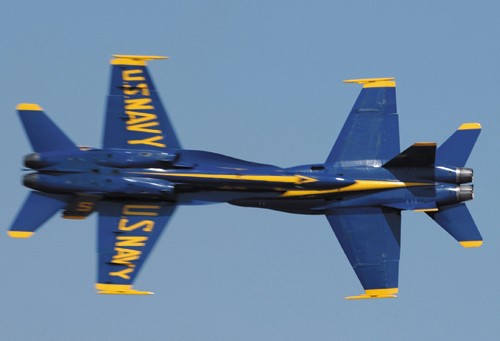Popularna mijanka w wykonaniu dwóch Hornetów / Zdjęcie: Blue Angels/US Navy