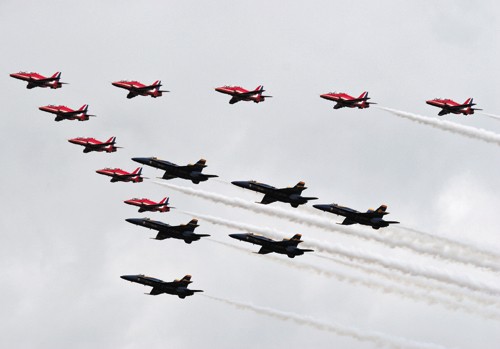 Bardzo rzadki widok. Blue Angels we wspólnym locie z Red Arrows, brytyjskim zespołem pokazowym / Zdjęcie: Marcin Przeworski 