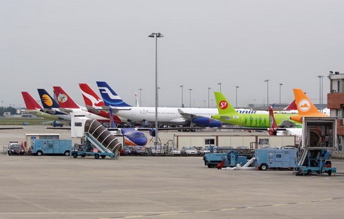 W części lotniska Blagnac, należącej do konsorcjum Airbus, panuje nieustanny ruch. Każdego dnia pojawiają się tam nowe samoloty oczekujące na dostawę do linii lotniczych. Na zdjęciu widocznych jest siedem maszyn z rodziny A330/A340, dwa samoloty z rodziny A320 i dwa turbośmigłowe ATR, które także montowane są w hali znajdującej się na terenie zakładów Airbusa