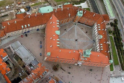 Dla załogi śmigłowca pułapką może być nie tylko wysoki budynek. Znany wszystkim Zamek Królewski w Warszawie może stać się aerodynamicznym potrzaskiem! Podczas zawisu śmigłowca wielkości PZL W-3 Sokół nad dziedzińcem obiektu, z kołami na wysokości dachu, wiropłat może zostać zassany do wnętrza dziedzińca! / Zdjęcia: Paweł Kłosiński, Instytut Lotnictwa