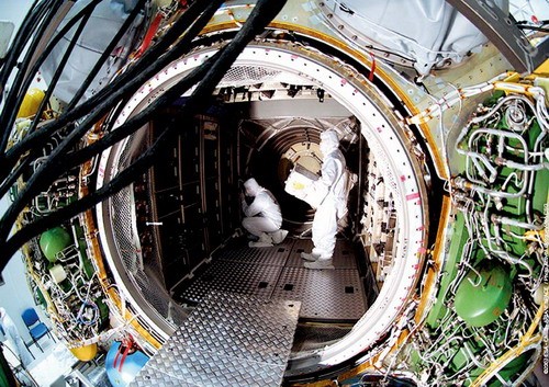 Grudzień 2007 - układanie suchych ładunków / Zdjęcie: ESA