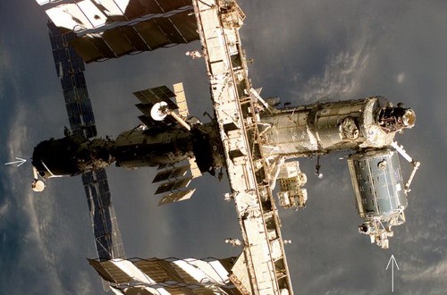 Położenie Zwiezdy (lewa strzałka) w stosunku do Columbusa (prawa strzałka) / Zdjęcie: NASA