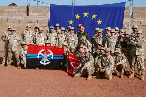 Zastępca dowódcy operacji EUFOR TCHAD/RCA gen. dyw. Bogusław Pacek był u polskich żołnierzy już 25 kwietnia, czyli kilka dni po ich przybyciu do Czadu. Już wtedy było wiadomo, że cała odpowiedzialność za przygotowanie bazy w Iribie będzie prawie wyłącznie na polskich barkach. Francuzi wydzielili jedynie zespół inżynieryjny w liczbie 20 ludzi i sprzęt. Do końca misji w Iribie pozostanie grupa 7 francuskich saperów i 4 jednostki sprzętu inżynieryjnego