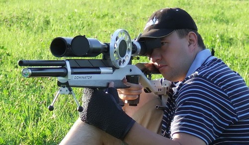 Walther LG 300 Dominator w akcji. Z karabinka najlepiej jest strzelać w pozycji siedzącej FT / Zdjęcie: Jakub Link-Lenczowski