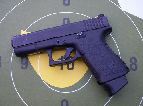 Co wyróżnia testowany pistolet - Glock G19C - wśród innych? Tym czymś są dziury wycięte w lufie i zamku, czyli fabryczny kompensator / Zdjęcie: Szczepan Twardoch