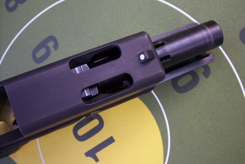 Glock z dziurkami rozłożony częściowo. Rozkłada się, warto dodać, dokładnie tak samo, jak wszystkie inne Glocki / Zdjęcie: Szczepan Twardoch