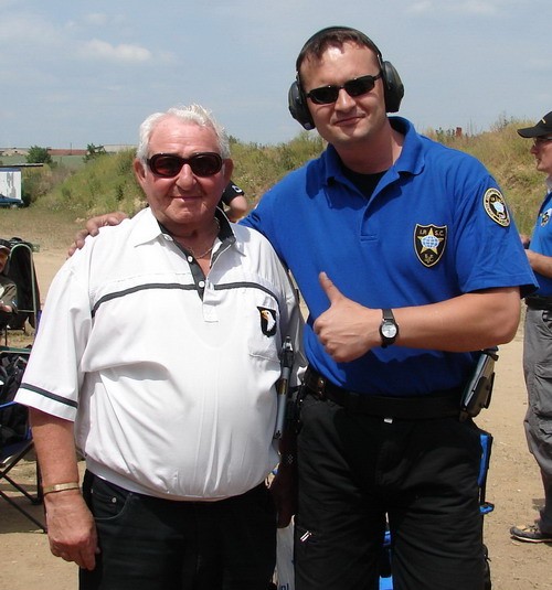 Hans Dalenburg (z lewej), 82-letni strzelec IPSC, wciąż aktywny sportowo / Zdjęcie: Zbigniew Świerczek