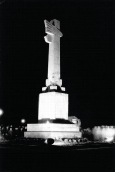 Pomnik Lotników 2. Pułku Lotniczego odsłonięty w 1931... 