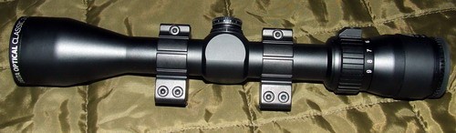 Delta Optical Classic 3-9x40, budżetowy celownik charakteryzujący się niezłym wykonaniem. Pierścienie montażu E59 łączone są w płaszczyźnie pionowej, dzięki czemu pasują do szyn o średnicy 9,5-13 mm / Zdjęcie: Jakub Link-Lenczowski