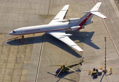 Godzina lotu Tu-154M kosztuje 48 tys. zł, niewiele mniej niż lot Jumbo Jeta - Boeinga 747. Samoloty tego typu mogą jednak latać w 36. SPLT jeszcze 7-8 lat, więc ich wymiana nie jest sprawą bardzo palącą. Konieczny jest natomiast zakup nowych małych, ekonomicznych samolotów o dużym zasięgu, które zastąpiłyby nie tylko Jaki-40, ale i Tu-154M w wielu lotach. Dzięki takiemu jednorazowemu wydatkowi, budżet państwa oszczędzałby wiele pieniędzy w kolejnych latach / Zdjęcie: Mariusz Adamski