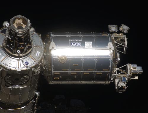 Europejski moduł Columbus przycumowany do łącznika Harmony, u dołu z prawej widoczny węzeł cumowniczy ISS  / Zdjęcie: NASA