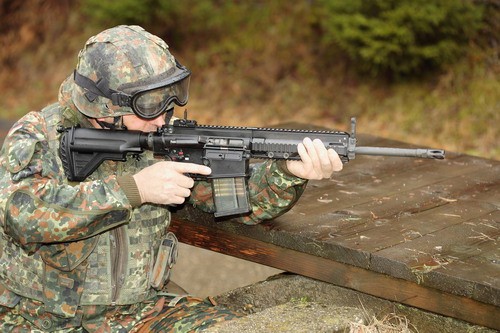 Powoli do łask powracają karabiny automatyczne, czego dowodem są zamówienia na HK417 z Oberndorfu / Zdjęcie: Hecker & Koch