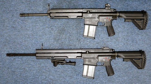 Porównanie odmian HK417 z lufami 406 i 508 mm, wyraźnie widoczny jest dłuższy system szyn montażowych w odmianie wyborowej / Zdjęcie: Remigiusz Wilk
