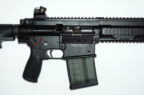 Zbliżenie na komorę zamkową HK417, widoczne oznaczenia przełącznika rodzaju ognia, połączonego z bezpiecznikiem i otwarta klapka odsłaniająca okno wyrzutowe łusek. Wszystkie przełączniki, włącznie z dosyłaczem zamka, rozmieszczone są tak samo, jak w M16/M4  / Zdjęcie: Remigiusz Wilk