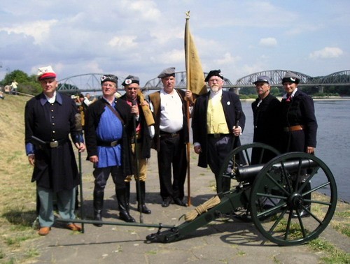 Armata zdobywa złoty medal na Przeglądzie Artylerii Brackiej w Toruniu w 2007 (nagrodę odbiera Wojciech, na zdjęciu drugi od lewej, spiritus movens stojący za stworzeniem działa), w 2008 powtórnie Bracia Czerscy zajmują pierwsze miejsce / Zdjęcie: Bractwo Kurkowe Strzelców Czarnoprochowych Straży Zamkowej w Czersku