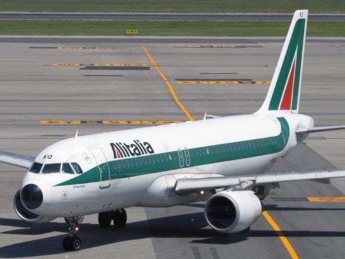 Airbus 320 kołujący po wylądowaniu na lotnisku Mediolan Malpensa; Alitalia zlikwidowała wiele tras obsługiwanych z tego lotniska w ramach planu oszczędnościowego, co wywołało protesty zarówno pracowników mediolańskiego lotniska, jak i pasażerów korzystających z tego hubu