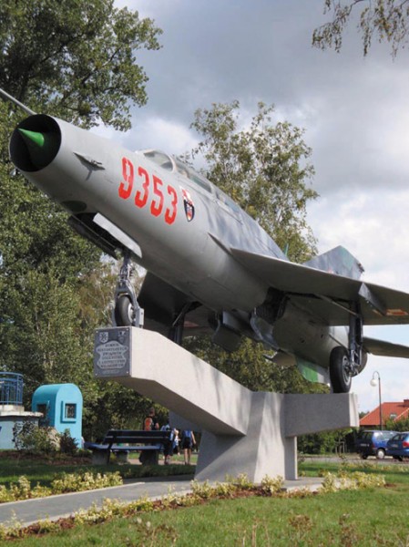 Nowy charakterystyczny punkt na mapie podszczecińskiego Goleniowa - MiG-21UM / Zdjęcie: Marcin Przeworski