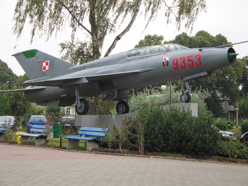 Pomalowany MiG oczekuje na pamiątkową tablicę, która zamontowana zostanie na przedzie cokołu / Zdjęcie: Marcin Przeworski