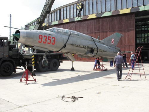 MiG znowu w powietrzu. Za chwilę lądowanie na przyczepie tira / Zdjęcie: Janusz Klus
