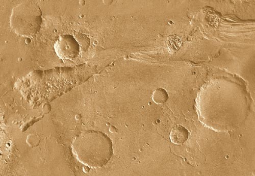 Ślady wody na Marsie są wszędzie. Dotarcie do niej zajęło jednak całe 32 lata. Powierzchnia Marsa widziana z orbity przez sondę Viking / Ilustracja: NASA