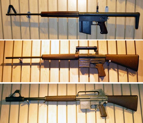 Jedno z najbardziej znanych zdjęć Eugena M. Stonera, opublikowane po raz pierwszy w numerze Guns Magazine z marca 1957, przedstawia go stojącego z założonymi rękami na tle ściany, na której znajdują się pierwsze modele AR-10. Dokładnie te same znajdują się w kolekcji Knighta - M8 (AR-10 nr 1) zasilany amunicją 7,62 mm x 63 z magazynków od karabinu maszynowego BAR, AR-10 nr 2 z celownikiem optycznym do amunicji 7,62 mm x 51 (US Caliber .30 T65) oraz AR-10A, po raz pierwszy pokazany w grudniu 1955 / Zdjęcie: Remigiusz Wilk