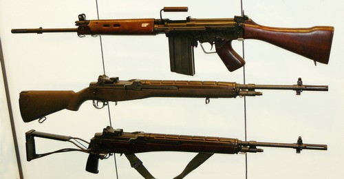 Amerykański karabin T48 (FN FAL) rywalizujący w latach 1950. z T44 (M14) w na nową broń indywidualną armii amerykańskiej, pod nim M14 oraz jedna z odmian M14E1 z kolbą stałą oraz składaną przeznaczoną dla oddziałów powietrzno-desantowych, która nigdy nie została przyjęta do uzbrojenia / Zdjęcie: Remigiusz Wilk