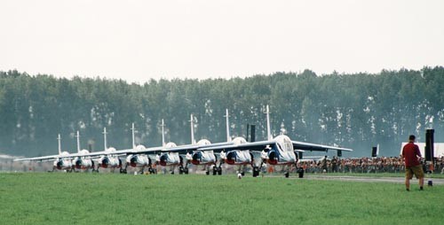 Siły Powietrzne na czas Air Show do kontroli ruchu lotniczego na lotnisku niekontrolowanym Radom, na lotnisku bez opracowanych i opublikowanych procedur, bez sprzętu radiolokacyjnego spełniającego choć najniższy standard lotnictwa państw cywilizowanych, na lotnisku bez oznaczonych dróg startowych i z niesklasyfikowaną przestrzenią powietrzną, angażują licencjonowany personel wojskowych kontrolerów rozsianych po lotniskach SZ RP, i w tym samym czasie nie zatrudniając do tej pracy swojego personelu z Radomia, na co dzień pracującego i obsługującego ruch lotniczy ze szkolącymi się podchorążymi, pilotami Orlików, przyszłą elitą lotnictwa wojskowego / Zdjęcie: archiwum Skrzydlatej Polski