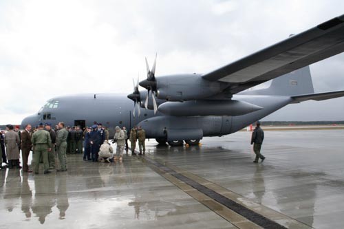Hercules n/b 1501 na płycie lotniska 33. Bazy Lotniczej / Zdjęcie: Andrzej Wrona