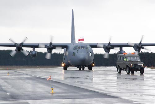 Hercules z 14. ELTr  podczas kołowania na płytę postojową powidzkiego lotniska / Zdjęcie: Wacław Hołyś