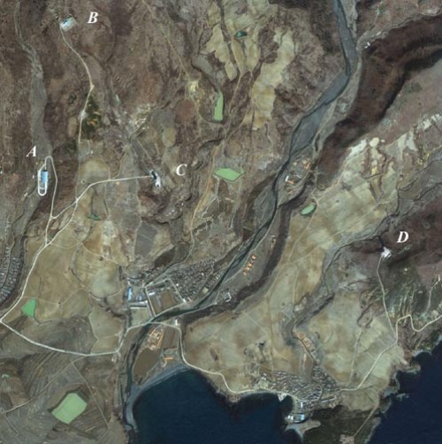Północnokoreańska baza rakietowa (A - hala montażu i kontroli, B - ośrodek kontroli startu, C - wyrzutnia, D - hamownia do prowadzenia prób silników). Zdjęcie wykonane 26 marca przez satelitę WorldView 1 / Zdjęcie: Digital Globe
