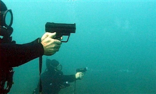 Podwodne strzelanie z niemieckiego pistoletu H&K P11