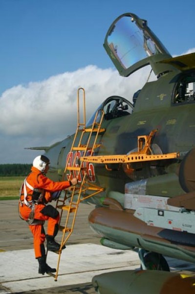 Część zadań świdwińscy piloci wykonywali nad Bałtykiem, stąd latali w MUP (morskich ubiorach pilotów)