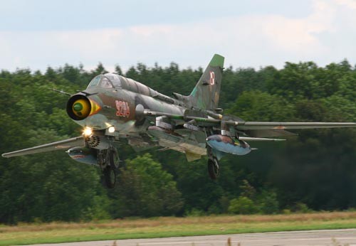 Lądujący Su-22M4 z podwieszonym zasobnikiem SPS-141MWGE