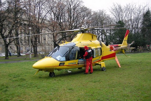 Najstarsze warszawskie szpitale nie dysponują jakimikolwiek możliwościami przyjmowania Śmigłowcowej Służby Medycznej na swoim terenie. Dobrze gdy w najbliższej okolicy znajduje się chociażby niewielki skwer. Budowa lądowiska wyniesionego wydaje się być dla tych placówek jedynym rozsądnym rozwiązaniem. Zasłanianie się brakiem funduszy nie jest całkowicie prawdziwym wytłumaczeniem. Istnieje bowiem możliwość pozyskania na ten cel środków z Unii Europejskiej. Aby rozpatrzeć takie rozwiązanie potrzebna jest przede wszystkim dobra wola oraz zrozumienie wagi problemu / Zdjęcie: Paweł Kłosiński