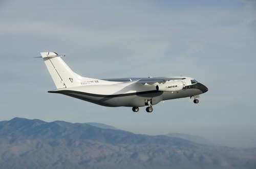 Demonstrator technologii Advanced Composite Cargo Aircraft (ACCA) z kadłubem wykonanym z nowego rodzaju kompozytów, podczas pierwszego lotu / Zdjęcie: US Air Force