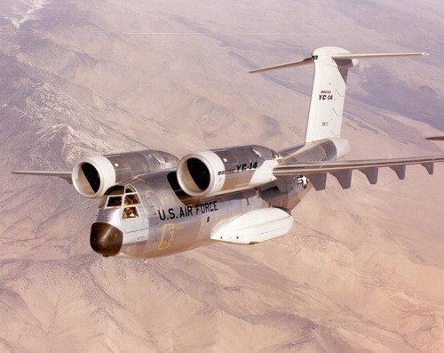 Oblatany w 1976 Boeing YC-14 miał być w zamyśle następcą transportowca C-130 Hercules. Ostatecznie zbudowano tylko dwa prototypy, a program zakończono w 1979 / Zdjęcie: US Air Force
