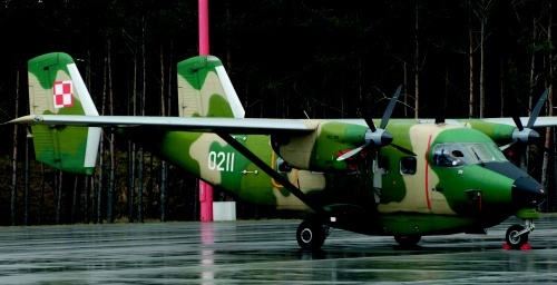 DZSZ MON podpisał umowę z amerykańskimi PZL w Mielcu w sprawie zmiany zakresu kontraktu na dostawy transportowych PZL M28B/PT Bryza. Mimo kryzysu finansowego niepotrzebne samoloty mają być równie drogie, jak zamówione pod koniec 2008. Pierwotnie, w warunkach rozwijającego się kryzysu finansowego, 10 grudnia 2008 DZSZ MON i należące do amerykańskiego koncernu United Technology Corporation PZL w Mielcu zawarły bez przetargu (!) wieloletnią umowę wartą brutto 635 mln zł. Na zakup MON przeznaczyło pieniądze, których - jak się wkrótce okazało - zabrakło na zapłatę za dostawy polskich przedsiębiorstw lotniczo-zbrojeniowych w 2008. Później liczbę zamawianych samolotów ograniczono z 12 do 8, ale ich cena jednostkowa (bez zbędnego wyposażenia) pozostała bez zmian. Wartość kontraktu to 399 mln zł!