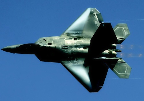 Pentagon poinformował, że godzina lotu najnowszego amerykańskiego myśliwca F-22 kosztuje aż 44 tys. USD. Główną tego przyczyną jest podatność na uszkodzenia pokrycia nadającego własności stealth. Godzina lotu F-22 wymaga ponad 30 godzin obsługi naziemnej.