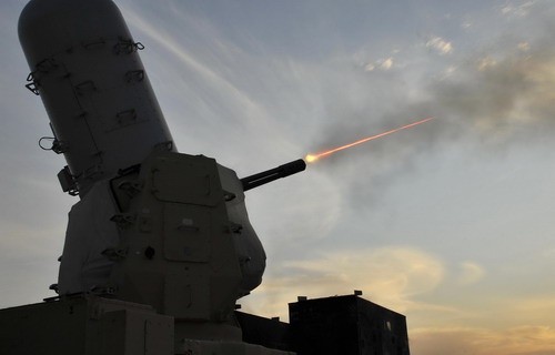 Test zestawu przeciwlotniczego chroniącego przed niekierowanymi pociskami rakietowymi, artyleryjskimi oraz granatami moździerzowymi LPWS Centurion w bazie lotniczej Sather w Iraku w styczniu 2009. 20-mm armata napędowa prowadzi ogień z szybkostrzelnością 4,5 tysiąca strz./min. / Zdjęcie: USAF