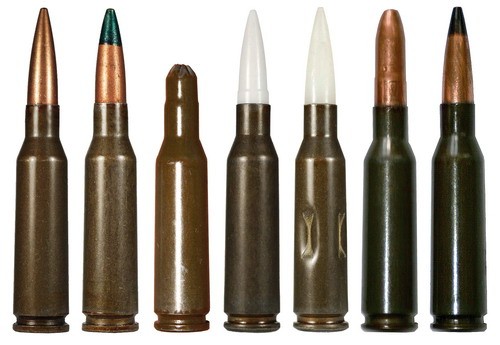 Rodzina polskiej amunicji 5,45 mm x 39 składająca się z sześciu nabojów: zwykłego z rdzeniem stalowym PS, smugowego 7T3, ćwiczebnego (w dwóch odmianach - starszej i nowszej z pociskiem z tworzywa sztucznego), szkolnego oraz dwóch technologicznych / Zdjęcie: Grzegorz Franczyk