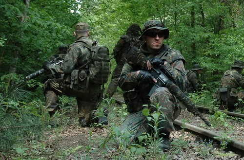 Pod nazwą MILSIM kryją się symulacje wojskowe, czyli rodzaj gry terenowej, która trwa znacznie dłużej niż przeciętna airsoftowa strzelanina, to jeszcze sama walka zajmuje zwykle nie więcej, niż parę procent całości