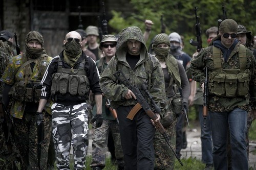 Przed rozgrywką rozwija się również tło fabularne - od ogólnej sytuacji politycznej, militarnej i społecznej, określenia ram czasowych oraz geograficznych, po szczegółowe informacje dotyczące albo samej operacji