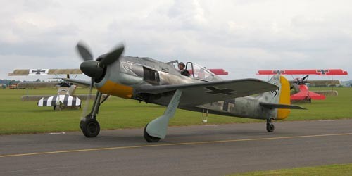 Niekwestionowana gwiazda tegorocznych Flying Legends: niemal stuprocentowo wierna replika Focke-Wulfa 190 z kolekcji latających zabytków Francuza Christophe'a Jacquarda. Tu kołuje obok trzech replik innego legendarnego niemieckiego myśliwca - trójpłatowego Fokkera Dr.I z I wojny światowej / Zdjęcie: Peter R. Arnold