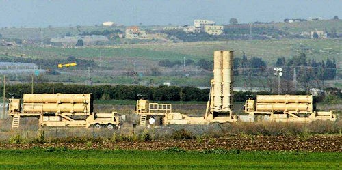 Zasięgi baterii Arrow rozmieszczonych w bazach Palmachim (wyżej) i Ein Shemer. Ochrona obejmuje prawie cały północny Izrael, jako że głównym identyfikowanym zagrożeniem są rakiety balistyczne z Iranu, czy ewentualnie Syrii. Trzecia bateria ma zostać umieszczona na Pustyni Negev, by chronić izraelskie instalacje atomowe. Skutków ewentualnego ataku na Izrael obawiają się jego sąsiedzi, szczególnie Jordania. By ją uspokoić, Tel Awiw oferował w 1999 Ammanowi sprzedaż baterii Arrow, co zostało zablokowane przez USA