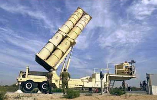 22 lipca na zachodnim wybrzeżu USA, w Kalifornii odbyły się pierwsze tego typu wspólne, amerykańsko-izraelskie ćwiczenia antyrakietowe. Cel, odpowiadający parametrami głowicy irańskiej rakiety balistycznej o zasięgu ok. 1000 km (to znacznie więcej niż w dotychczasowych próbach, realizowanych z terytorium Izraela, gdzie nie można testować antyrakiet o takim zasięgu), został wyniesiony przez samolot transportowy C-17 na wysokość ponad 24 km. Zmodyfikowany system Arrow 2 Block-4 przechwycił go, wymieniając dane z systemami amerykańskimi, ale - według źródeł w Pentagonie - z powodu niespełnienia wszystkich warunków antyrakieta nie została wystrzelona, a cel zniszczony. Źródła izraelskie twierdzą, że powodem niepowodzenia były kłopoty z łącznością między ośrodkiem dowodzenia a wyrzutnią ulokowaną na wyspie na wysokości Los Angeles. Próba była wcześniej dwa razy odkładana z powodu problemów technicznych i... złych warunków atmosferycznych. W tym samym czasie 3 amerykańskie przeciwrakiety zniszczyły swe cele. Wcześniej w Izraelu odbyło się 16 prób antyrakiet Arrow. Według nieoficjalnych informacji, aż 14 z nich było udanych