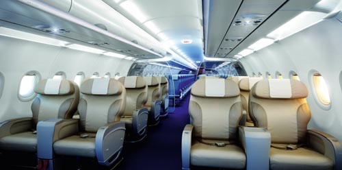 Charakterystyczną cechą nowych wystrojów wnętrza kabin pasażerskich, zarówno Airbusów z rodziny A320 (u góry), jak i Boeingów 737 Next Generation (poniżej), jest zastosowanie oświetlenia diodami LED i łagodniejsze krzywizny ścian / Zdjęcia: Airbus, Boeing